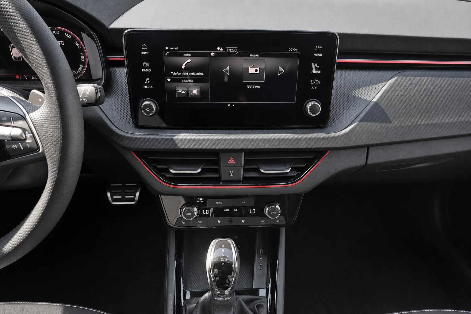 Skoda Cockpit Detail: Infotainment-Display und Mittelkonsole mit Automatikschalthebel