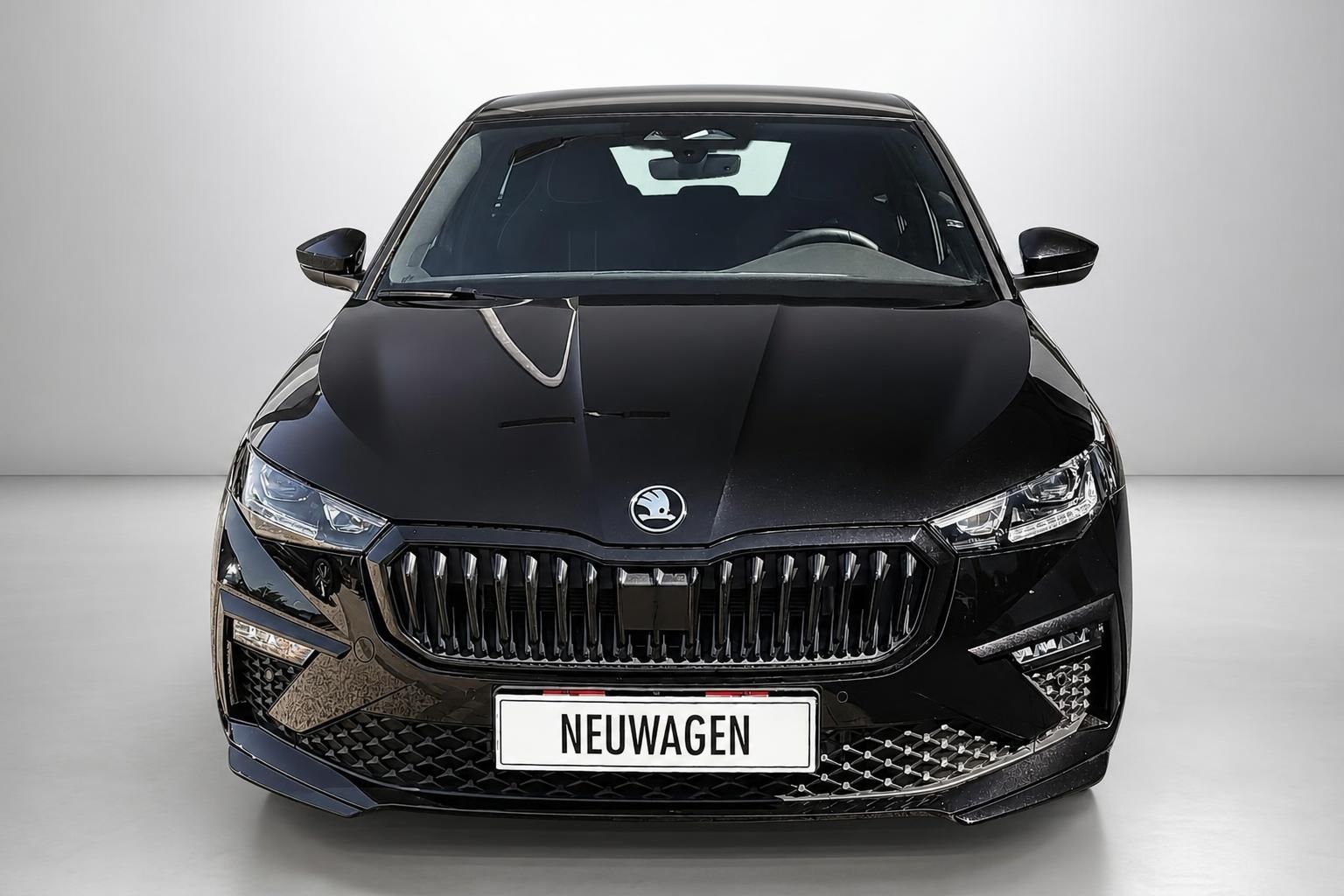 Skoda Scala schwarz Frontansicht mit Kuehlergrill
