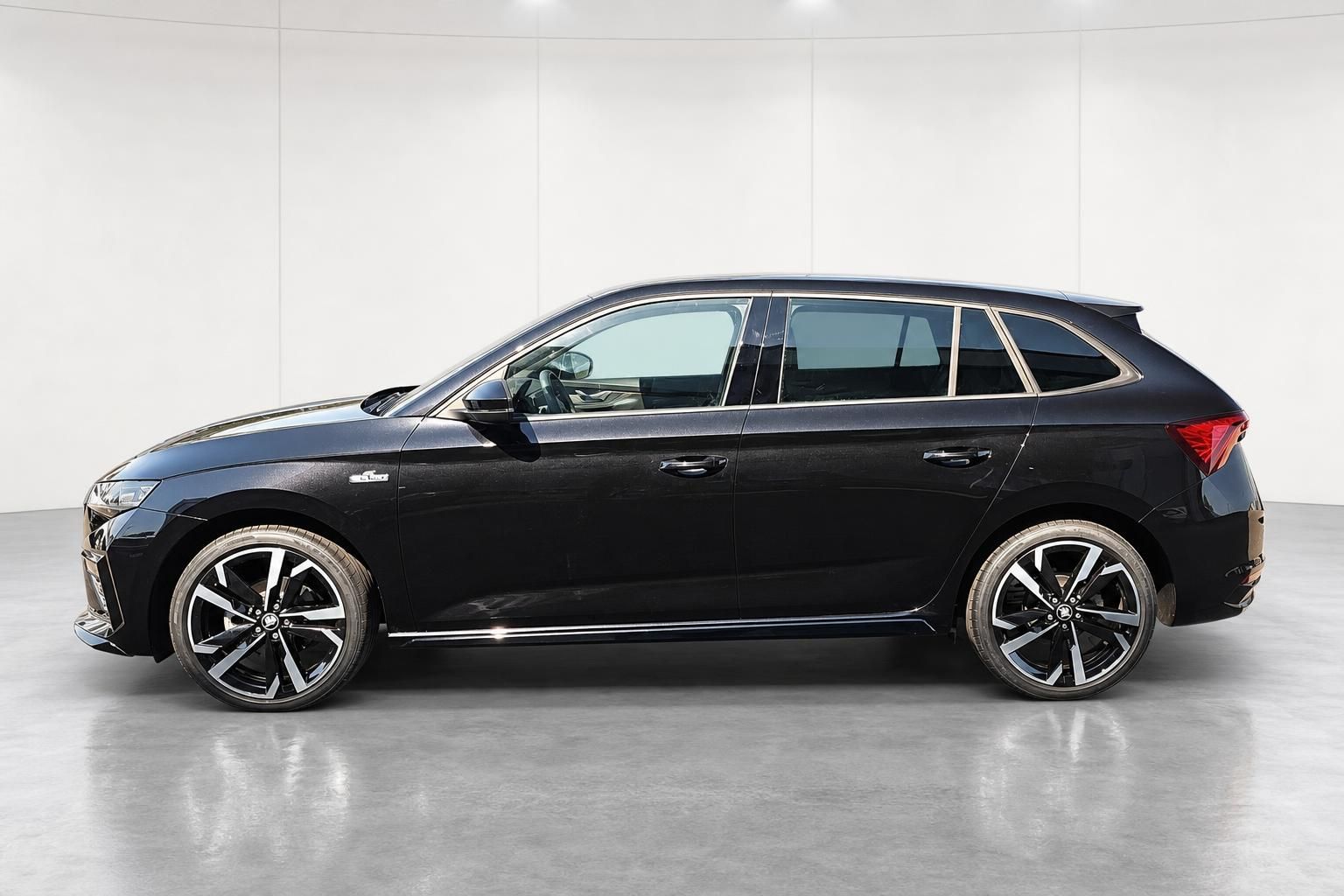 Skoda Scala schwarz Seitenansicht im Studio