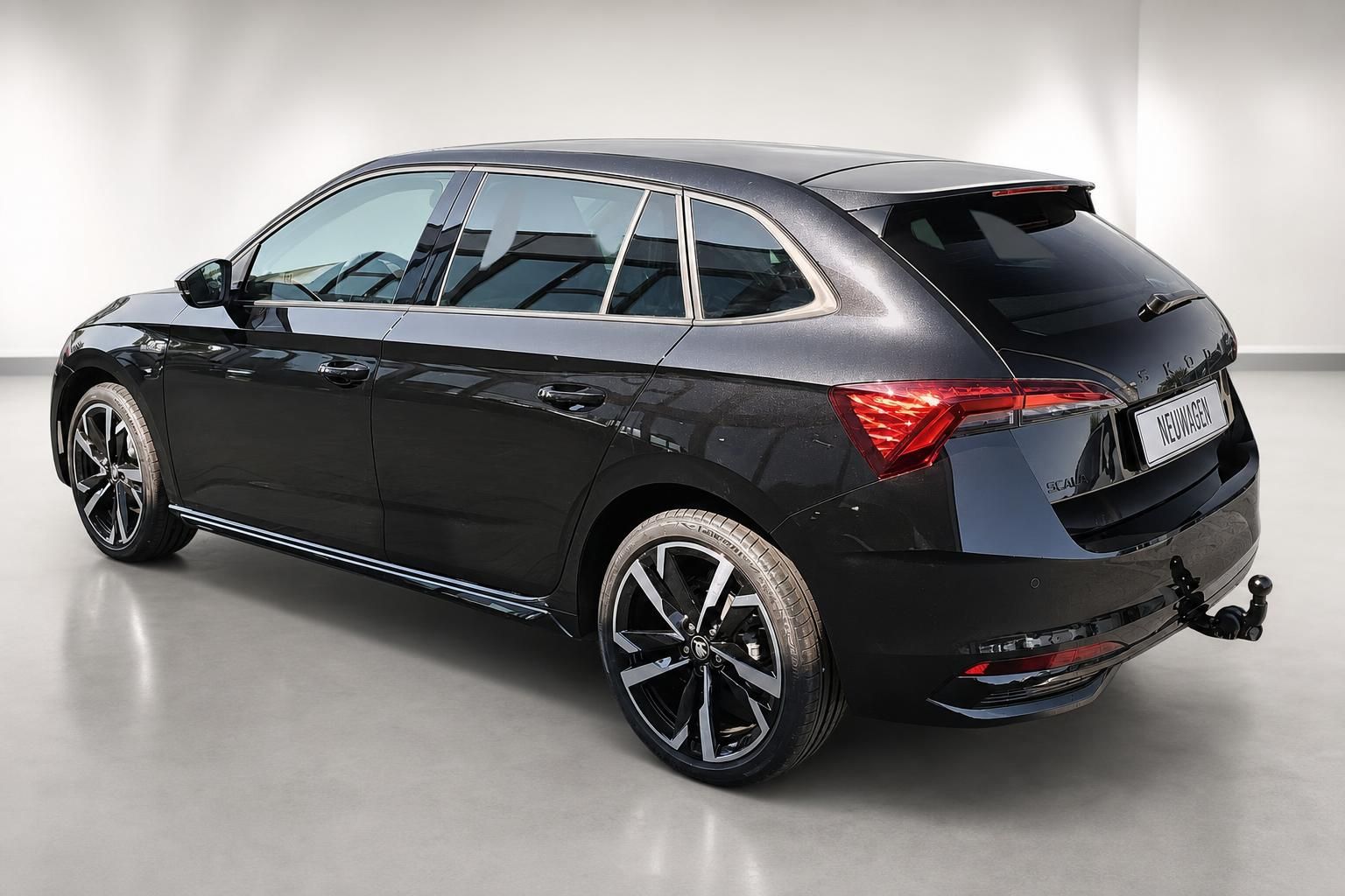 Skoda Scala schwarz Heckansicht mit Anhaengerkupplung