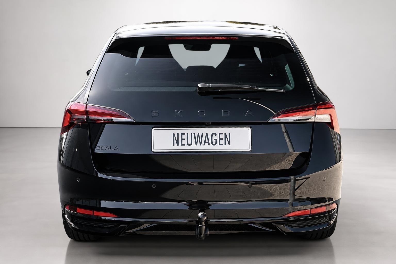 Skoda Scala schwarz Heckansicht Neuwagen Studioaufnahme