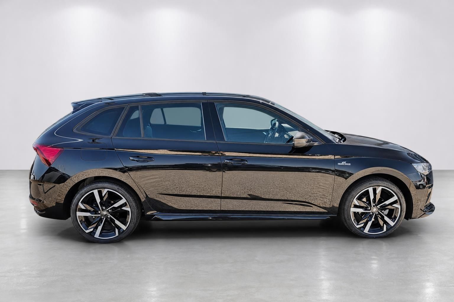Skoda Scala schwarz Seitenansicht mit Leichtmetallfelgen