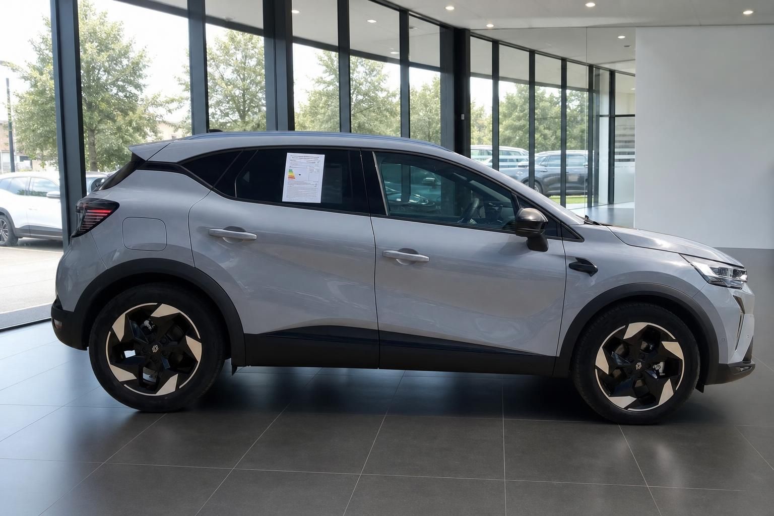 Renault Captur Seitenansicht in Grau im Showroom