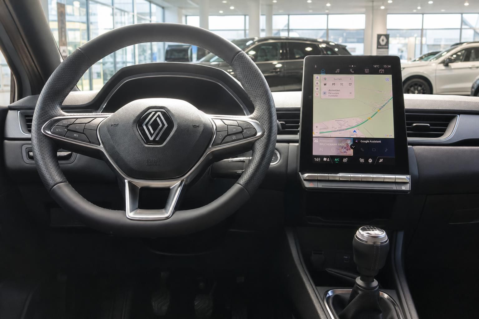 Renault Cockpit mit Lenkrad und Touchscreen-Navigation im Autohaus
