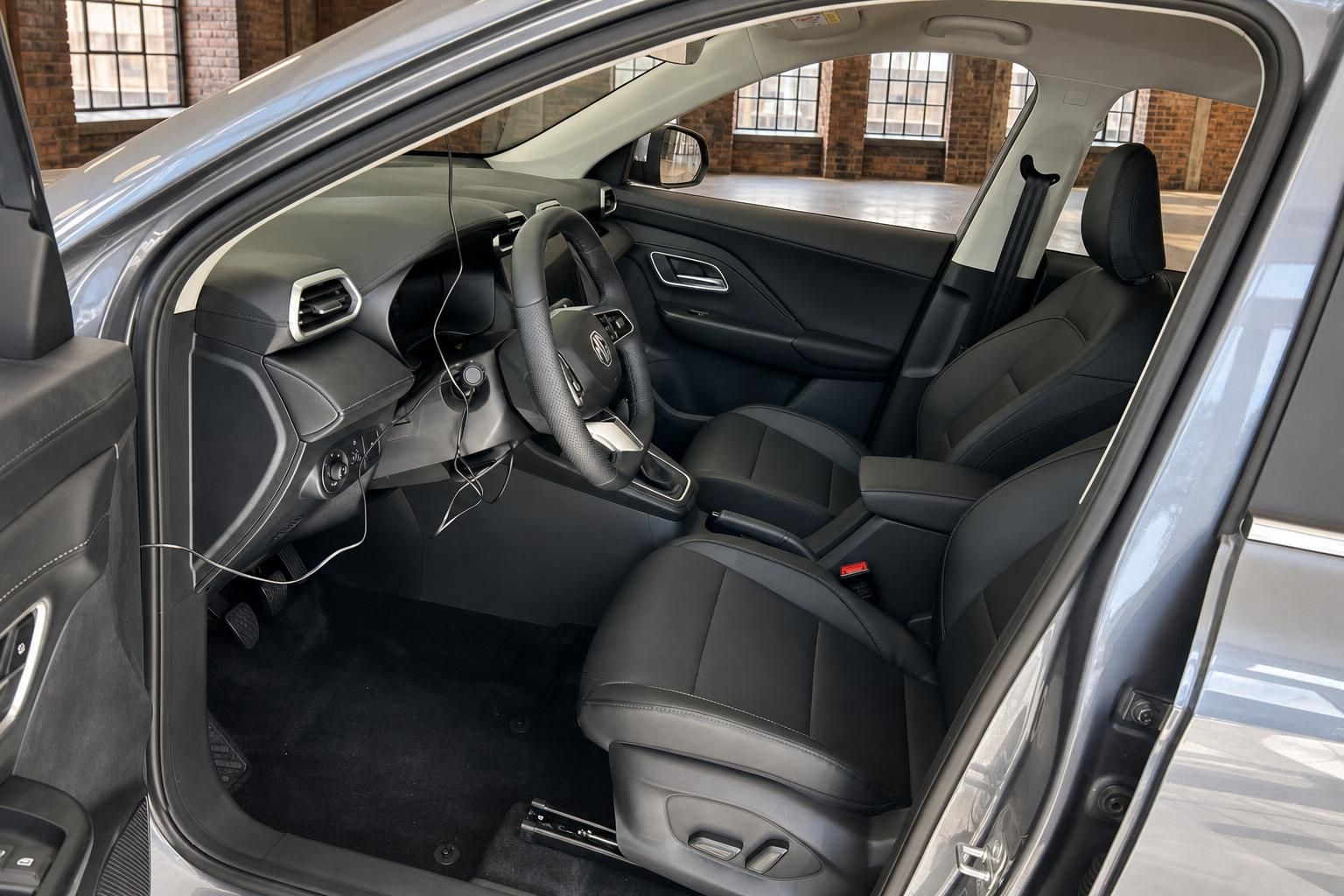 MG SUV Innenraum schwarzes Leder Fahrersitz Lenkrad und Mittelkonsole Detailansicht