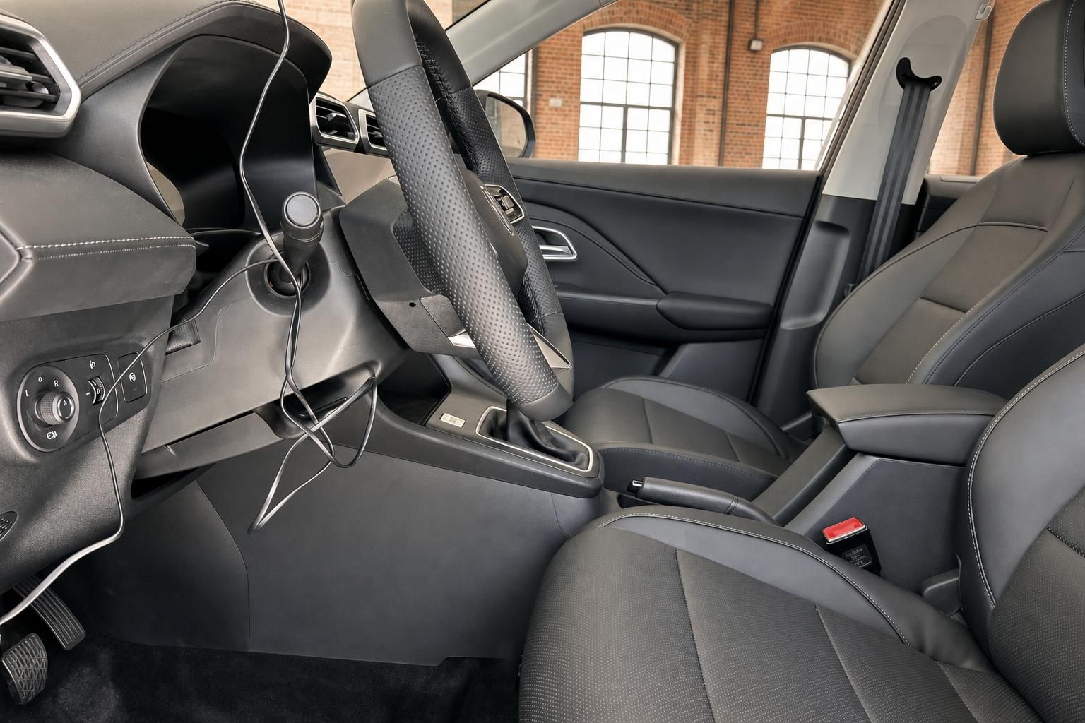 Fahrzeug Innenraum Fahrersitz mit Lenkrad, Mittelkonsole und schwarzen Ledersitzen