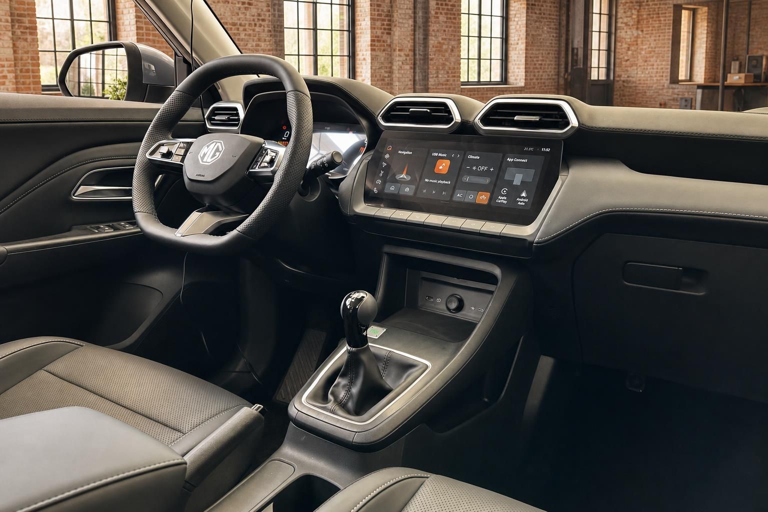MG Innenraum mit Lenkrad, Touchscreen-Infotainment, Schaltgetriebe und grauen Ledersitzen