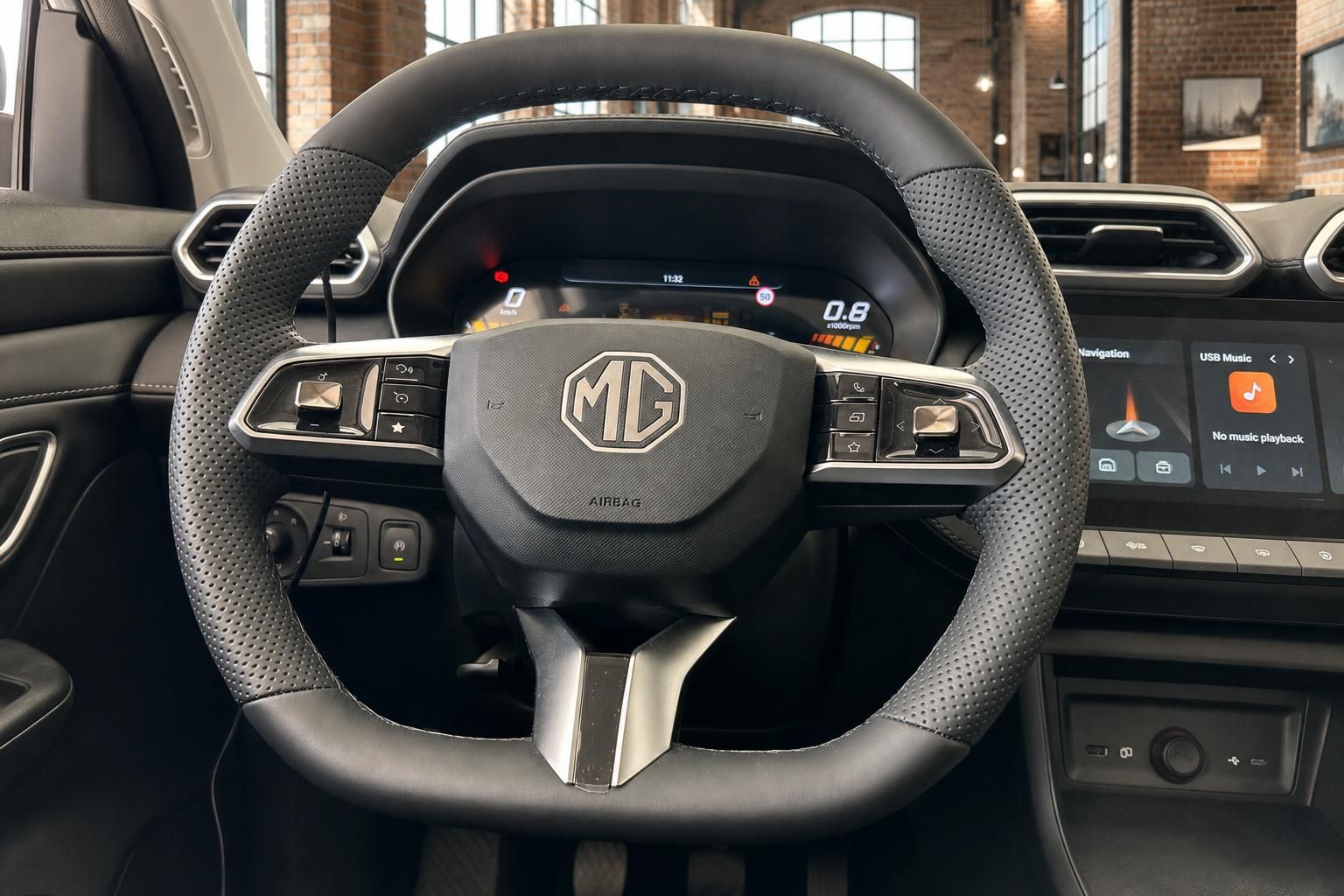 MG Lenkrad mit Logo, Multifunktionstasten, digitales Kombiinstrument und Infotainment-Display