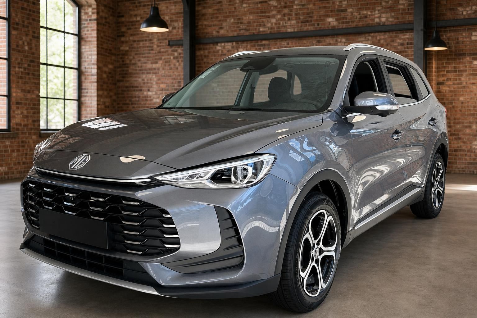 MG ZS SUV silber Frontansicht schräg rechts im Showroom