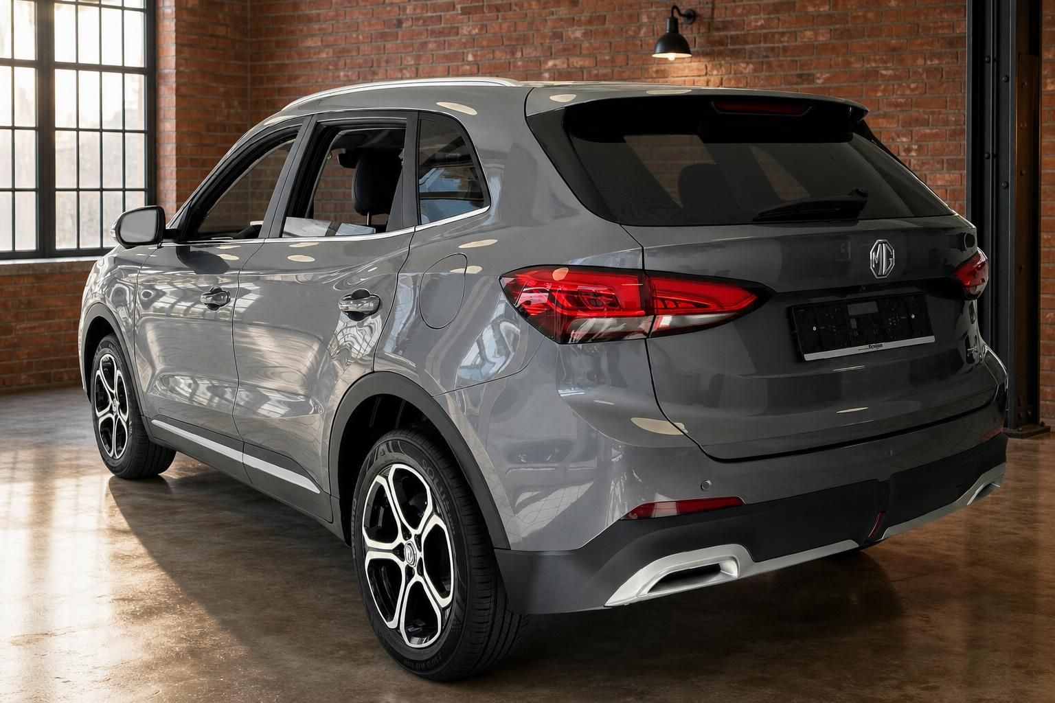 MG ZS SUV grau Heckansicht schräg links mit LED-Rückleuchten im Showroom
