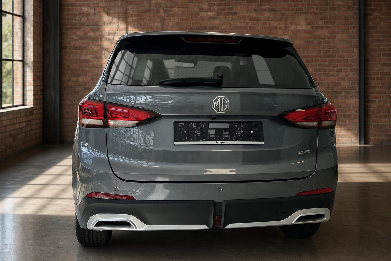 MG ZS SUV grau direkte Heckansicht mit Kennzeichen und Rückleuchten im Showroom