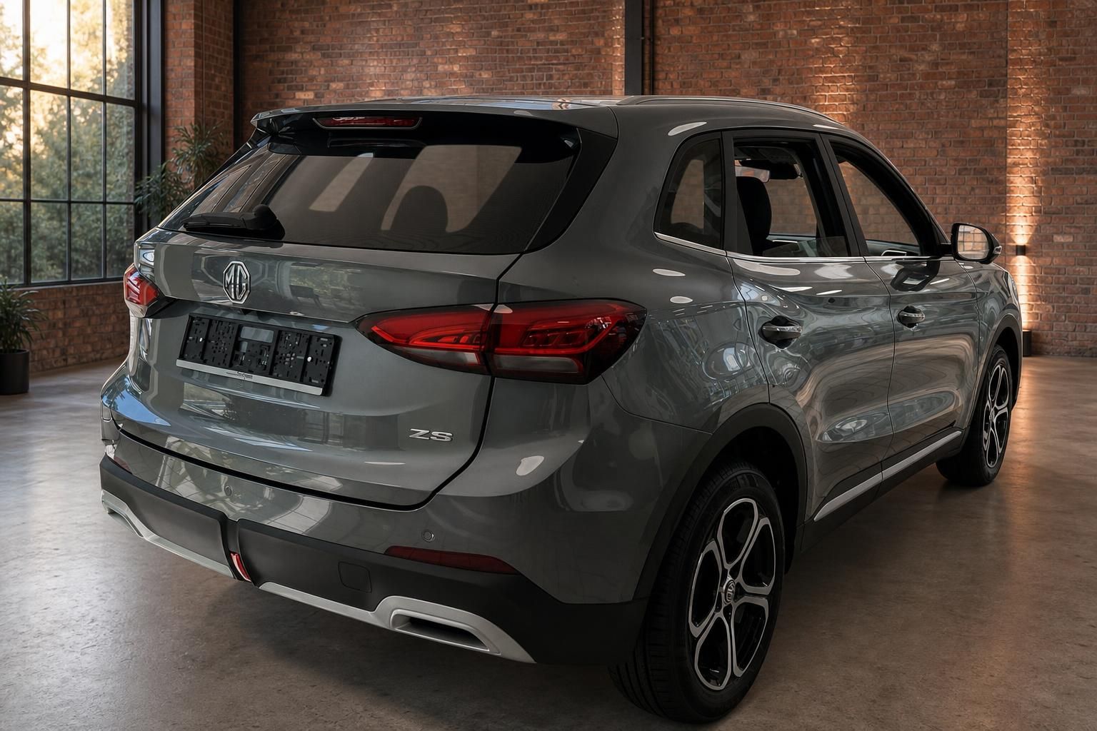 MG ZS SUV grau Heckansicht schräg rechts mit ZS-Schriftzug im Showroom