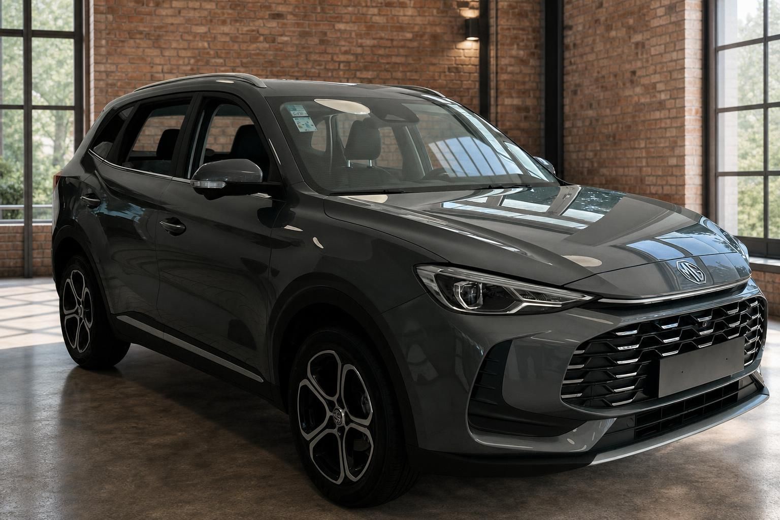 MG ZS SUV grau Frontansicht schräg links im Showroom