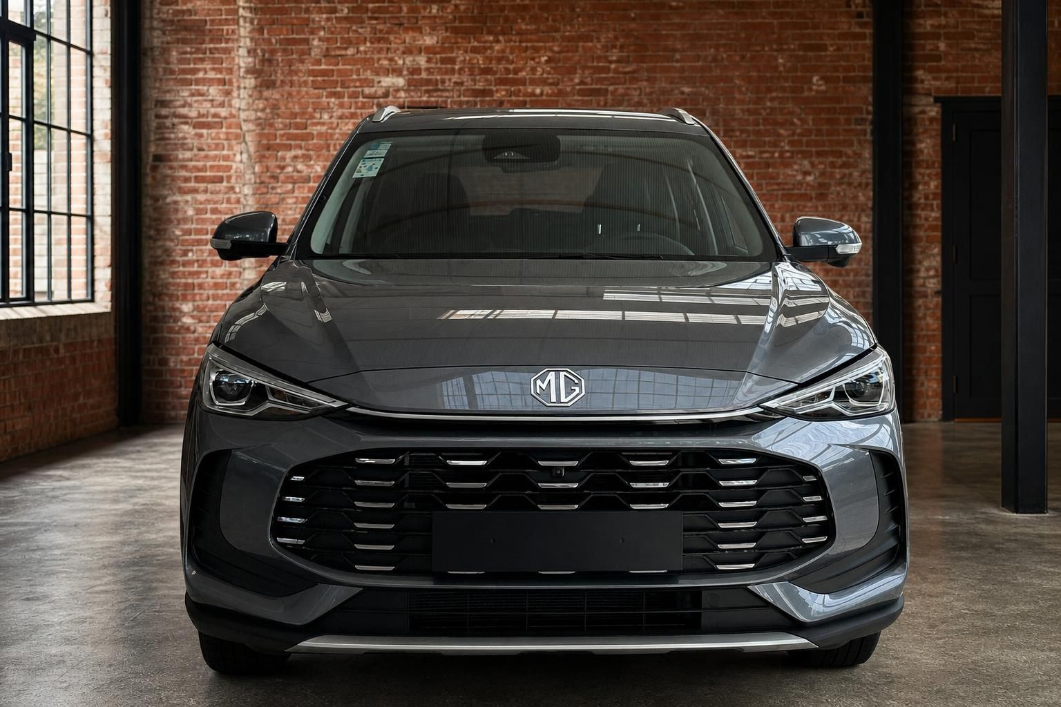 MG SUV grau Frontansicht mit MG-Logo und LED-Scheinwerfern in Industriehalle