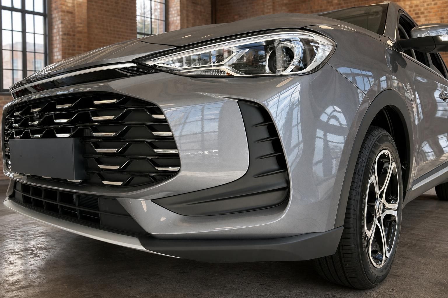 MG SUV grau Frontschürze Kühlergrill LED-Scheinwerfer und Alufelge Nahaufnahme