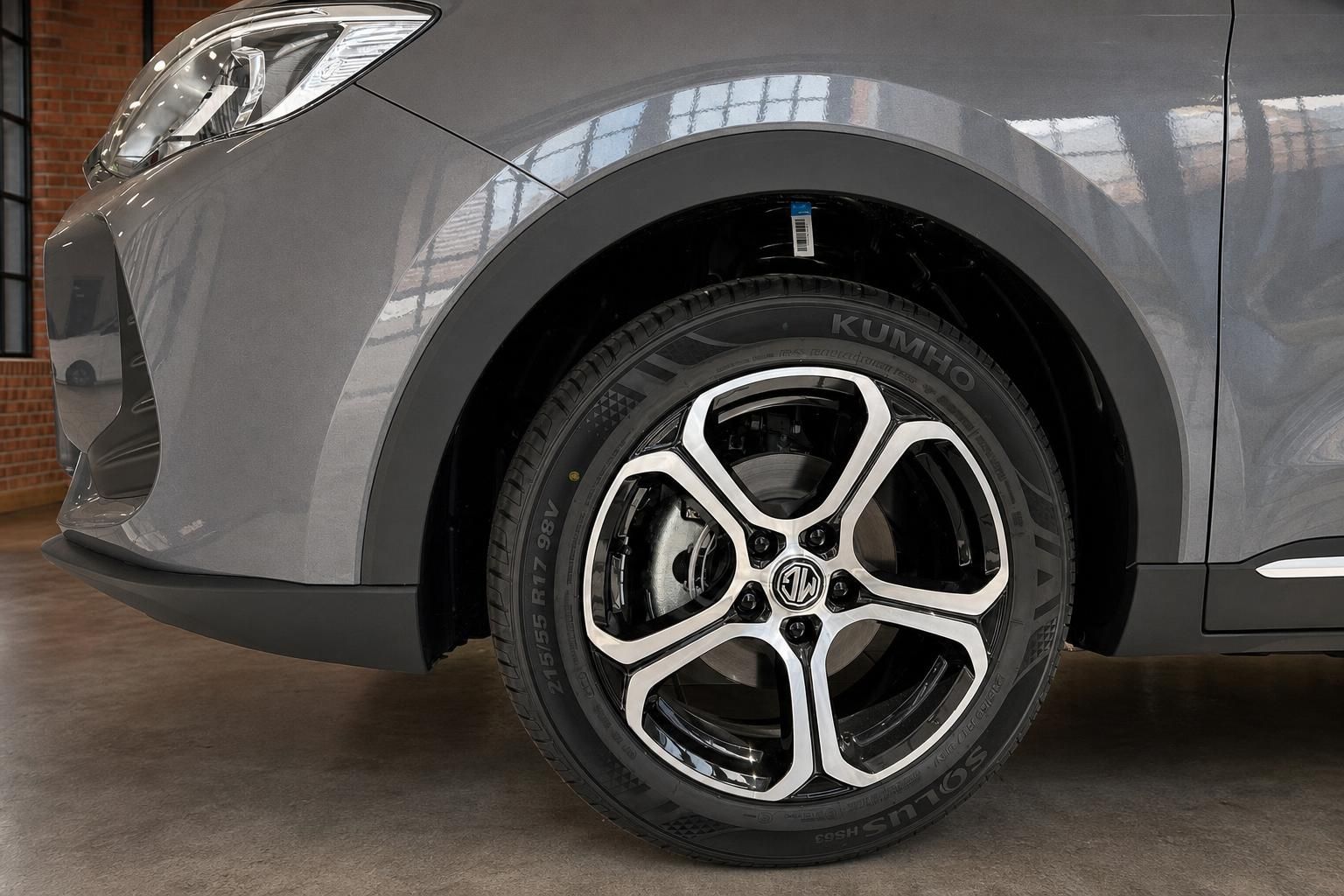 MG SUV grau 17-Zoll-Alufelge mit Kumho-Reifen und MG-Nabenkappe Detailansicht