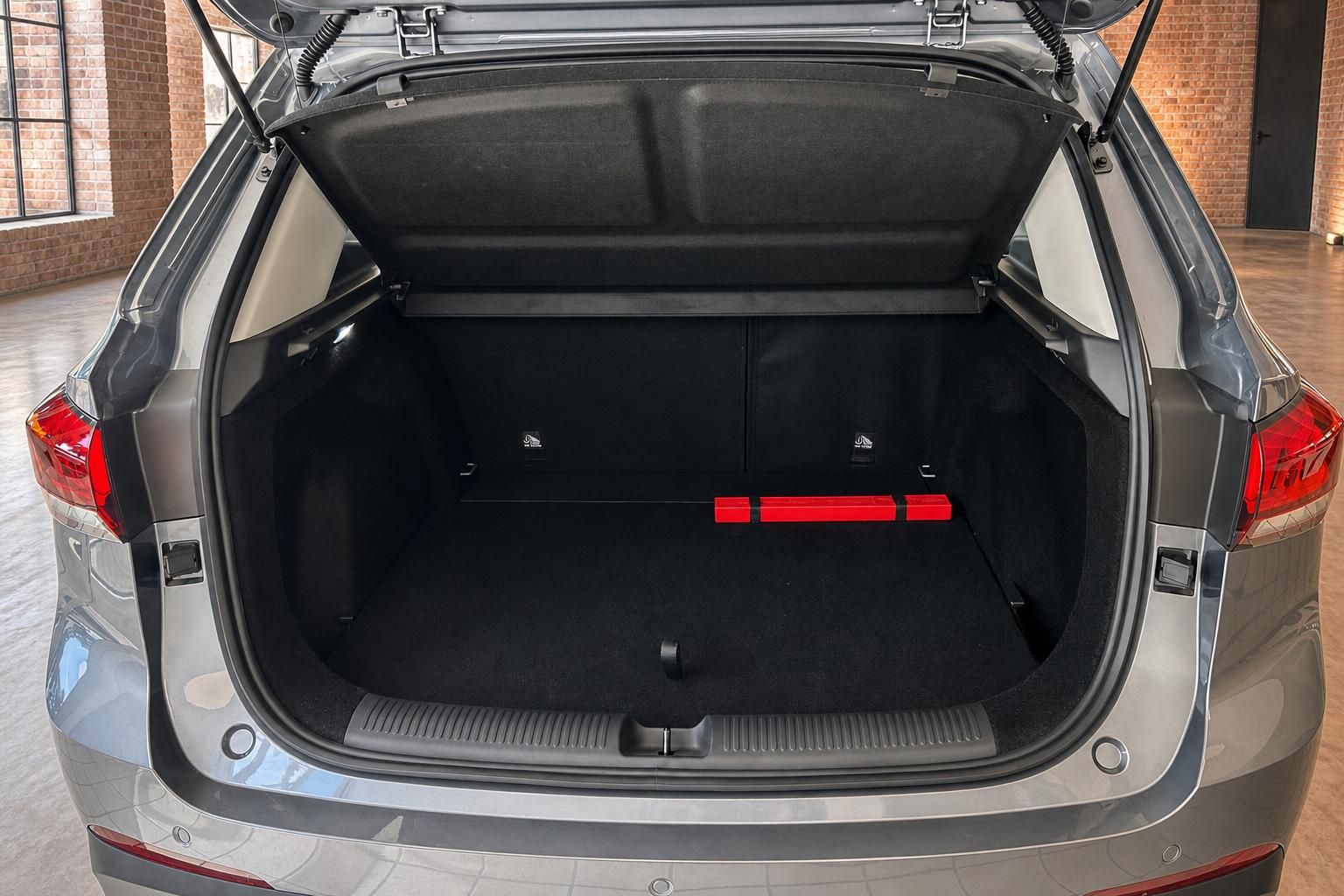 MG SUV grau geöffneter Kofferraum mit großem Laderaumvolumen und rotem Zubehör