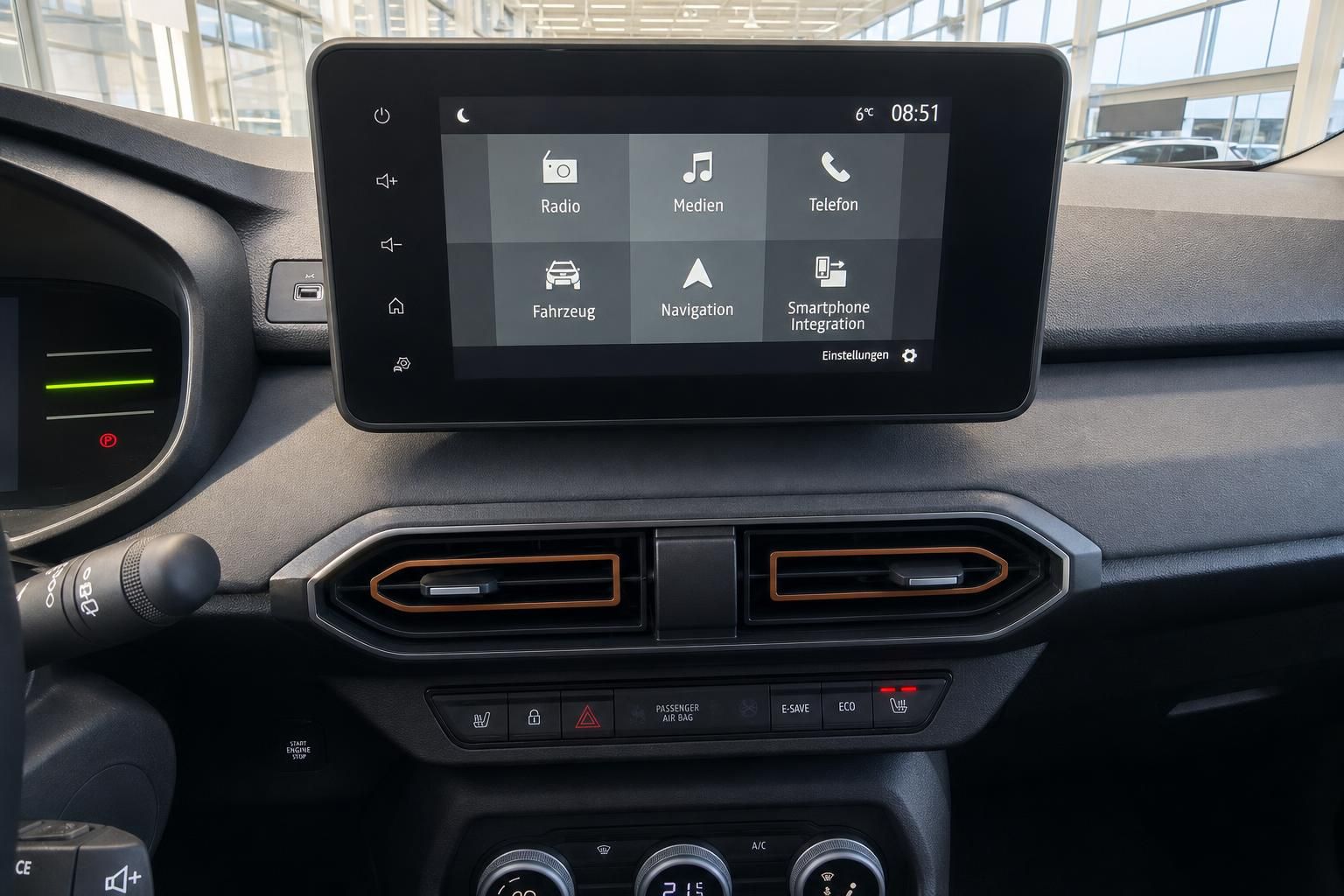 Auto Infotainment-System mit Touchscreen und Bedienoberfläche - moderne Fahrzeugtechnik