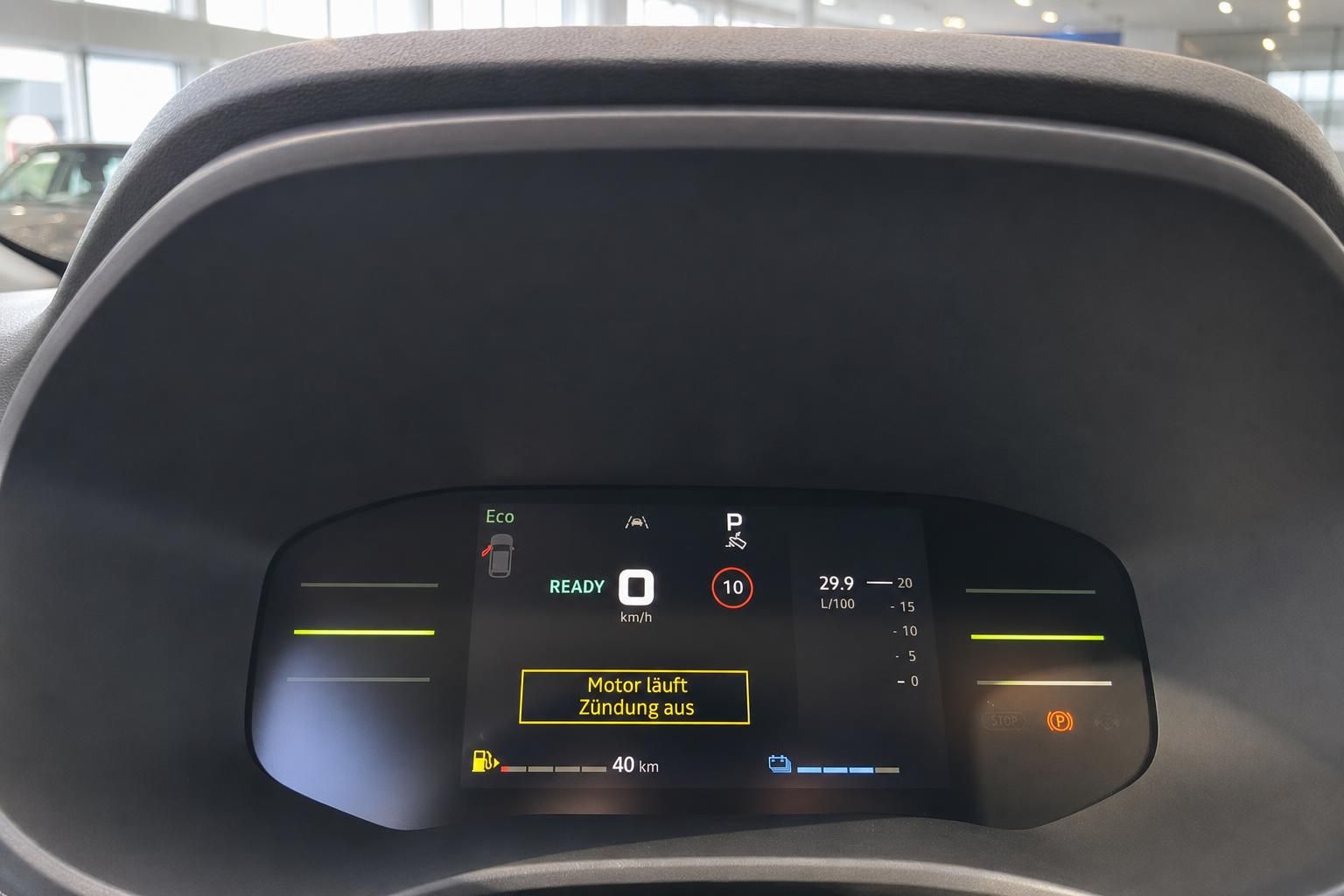Digitales Kombiinstrument mit Tacho und Bordcomputer-Display im Fahrzeug-Innenraum