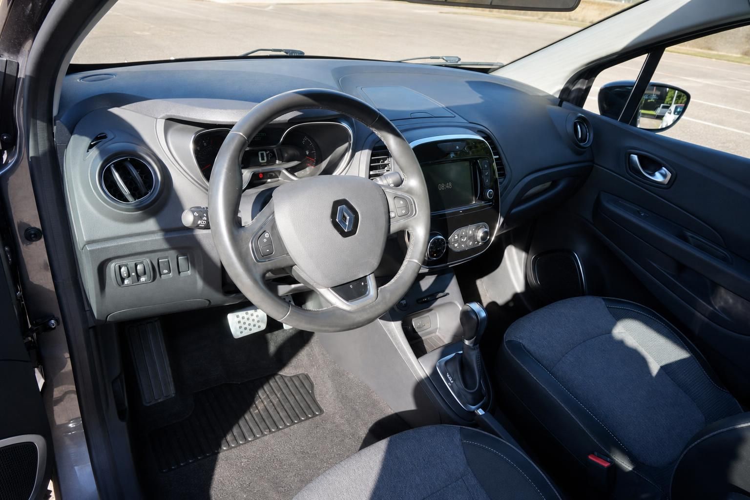 Renault Captur Fahrerseite Innenraum mit Lenkrad, Automatikgetriebe und Infotainment