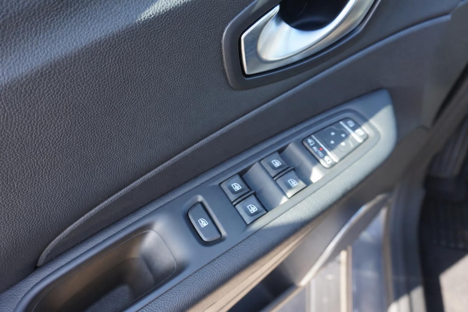 Fahrzeuginnenraum Türverkleidung mit elektrischen Fensterheberschaltern und Türgriff