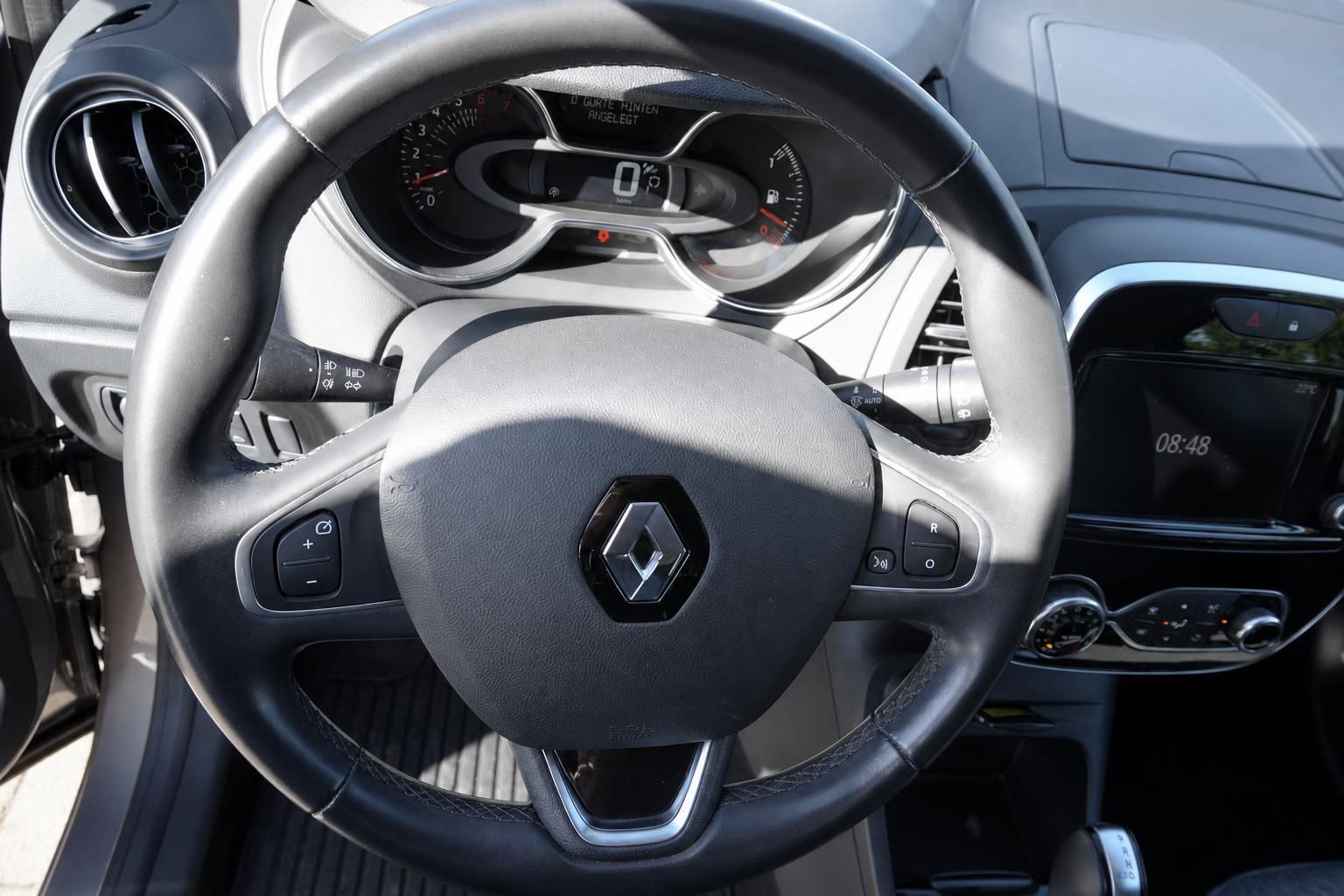 Renault Lenkrad mit Markenlogo Multifunktionstasten und Cockpit Innenraumansicht