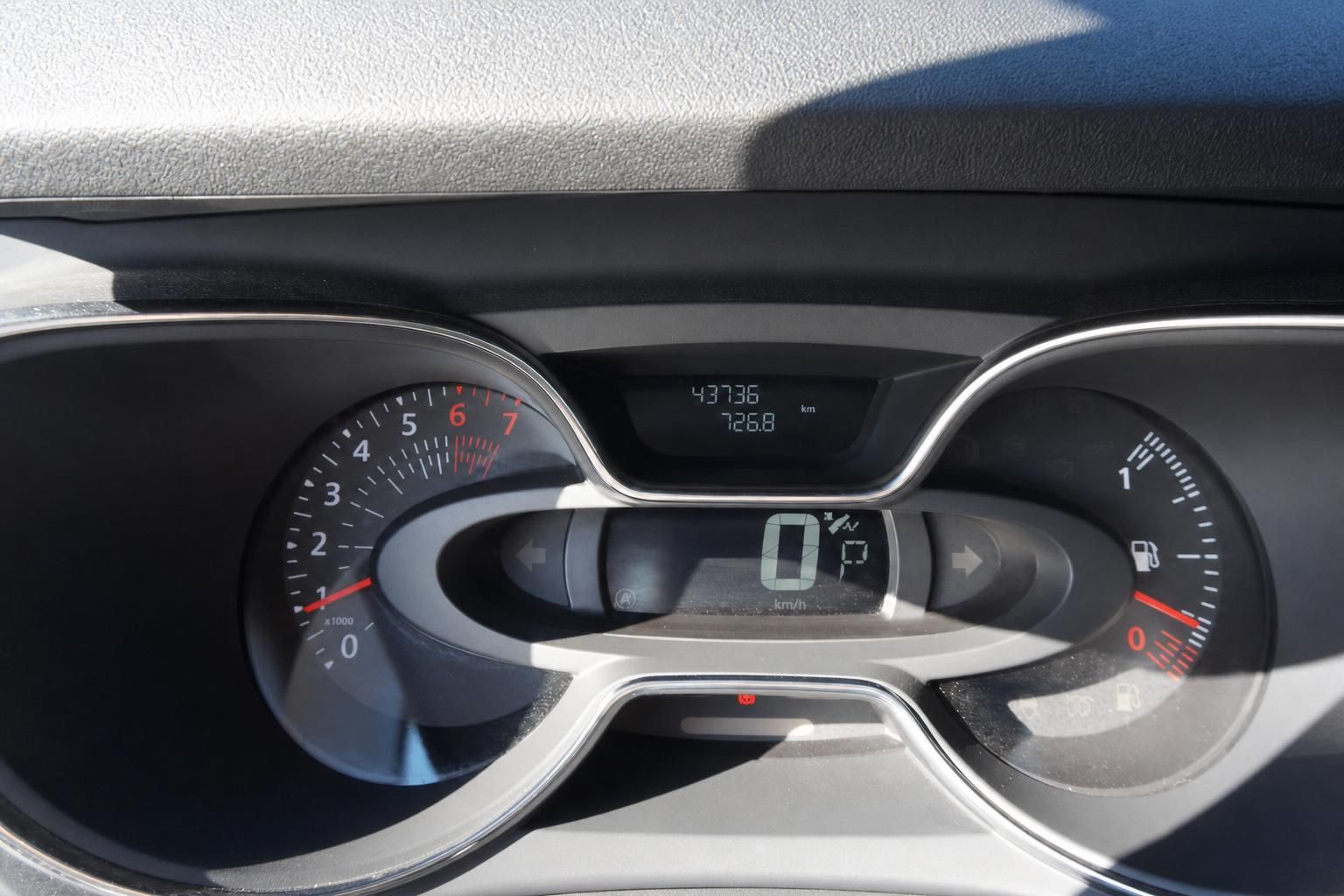 Renault Tacho und Instrumentencluster mit Kilometerstand 43736 km Nahaufnahme