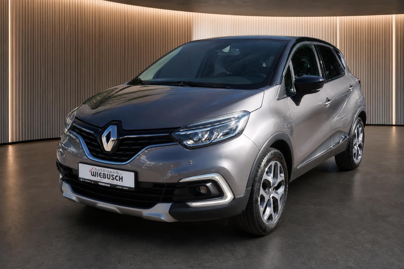 Renault Captur grau Frontansicht schräg links im Autohaus Wiebusch Showroom