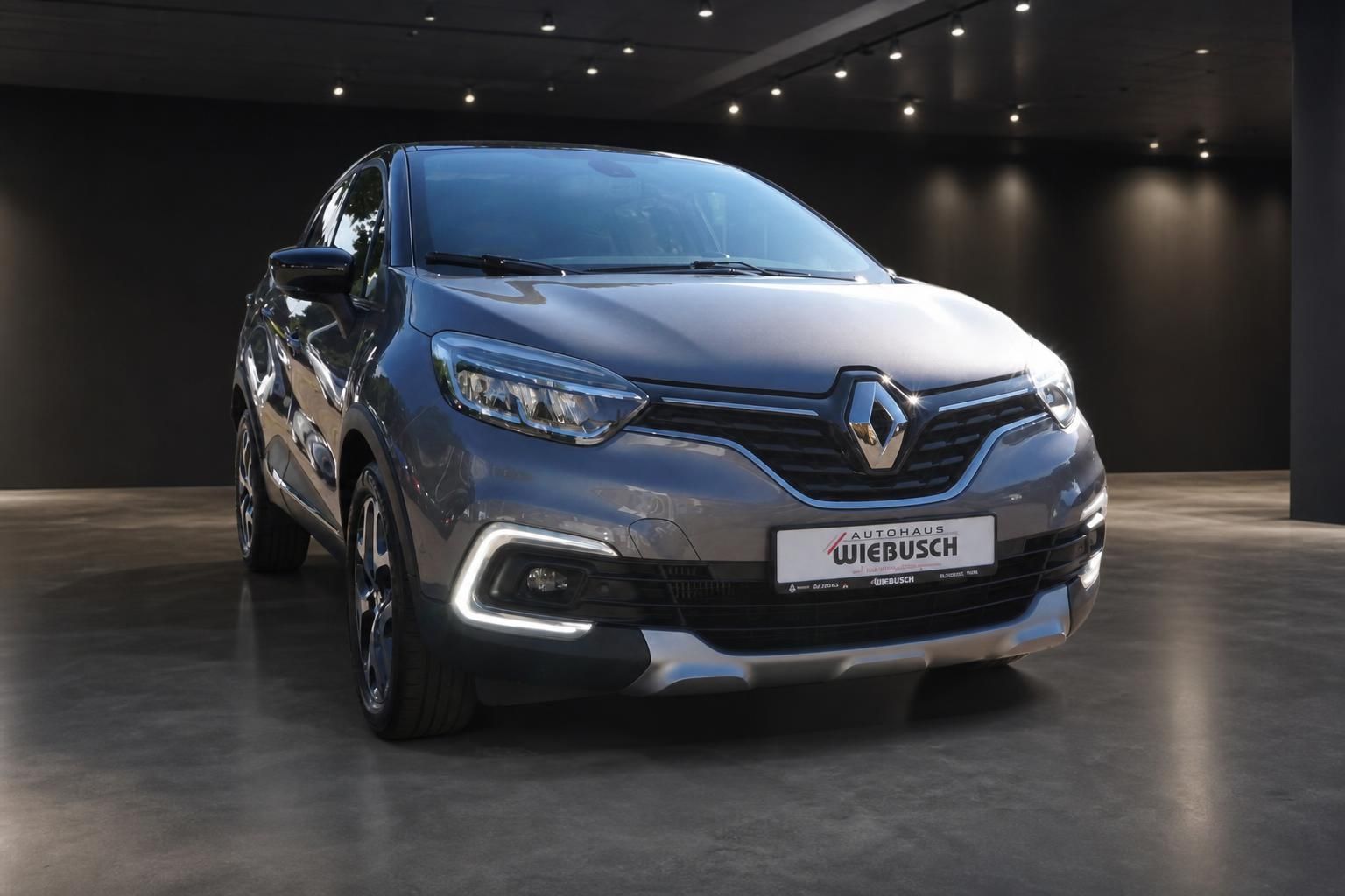 Renault Captur grau Frontansicht schräg rechts Autohaus Wiebusch Händlerkennzeichen