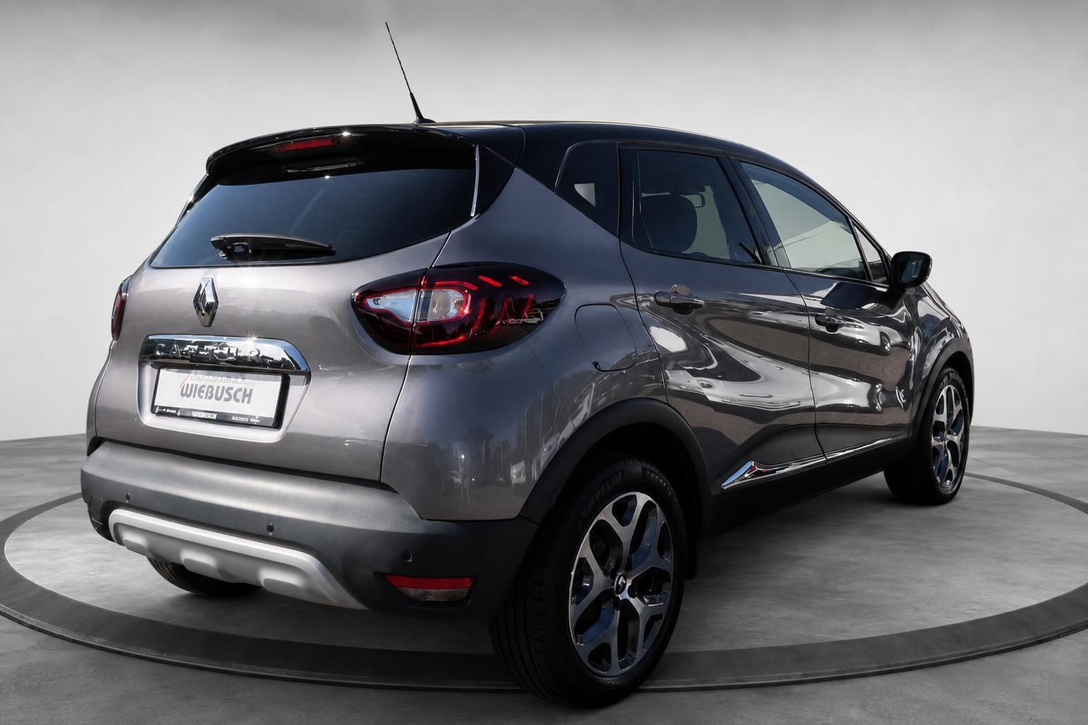 Renault Captur grau Heckansicht schräg – gepflegter Gebrauchtwagen mit schwarzem Dach