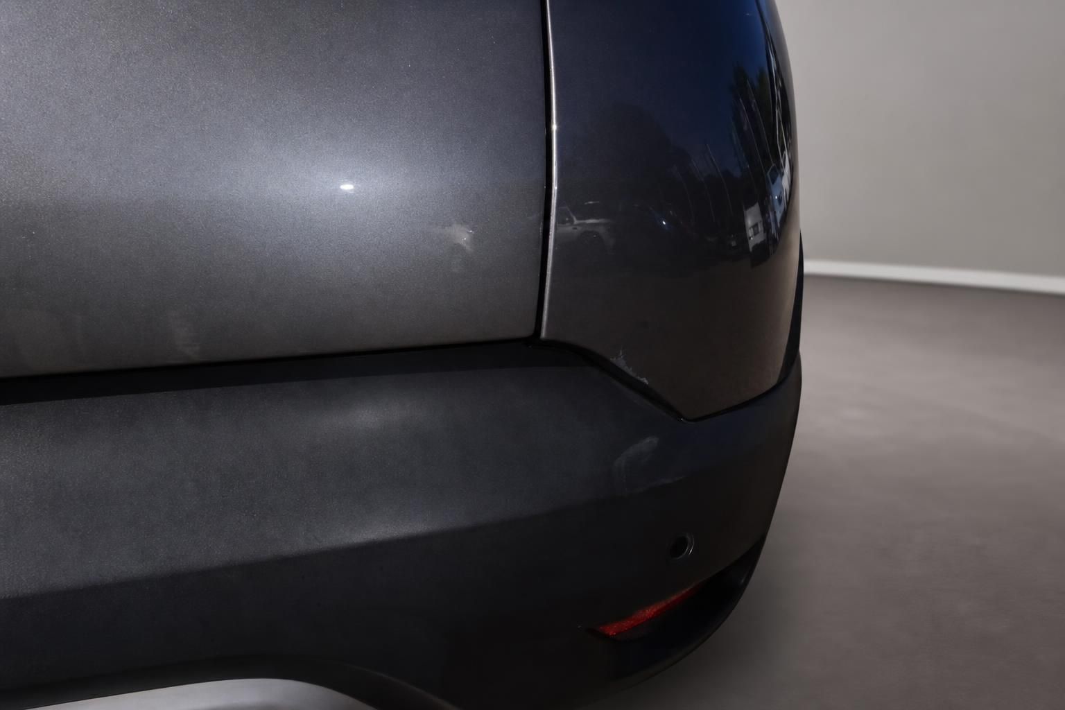 Renault Captur grau Detailaufnahme Heckstoßstange mit Parksensor und Rückstrahler