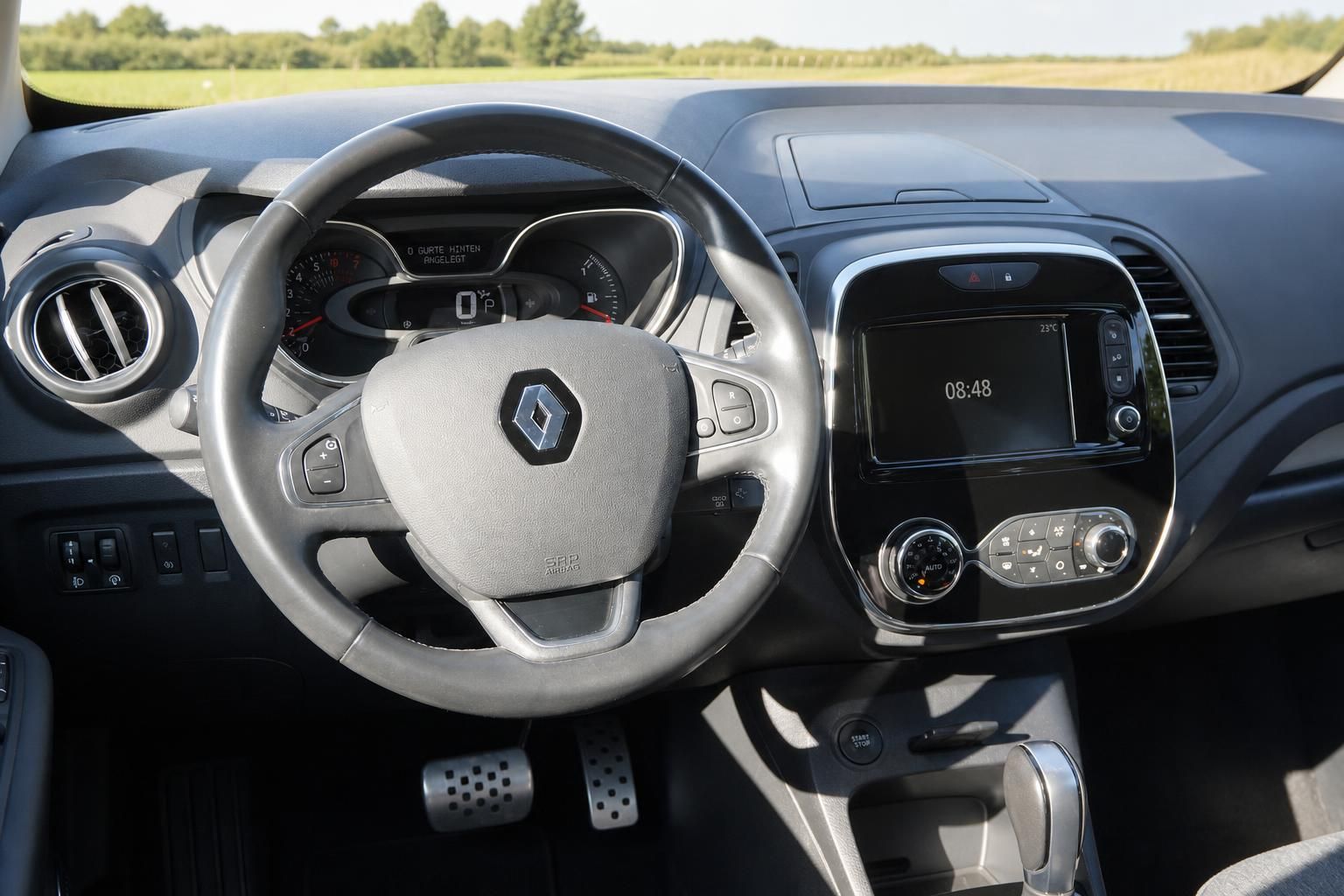Renault Captur Cockpit mit Lenkrad, Tacho und Touchscreen-Infotainment