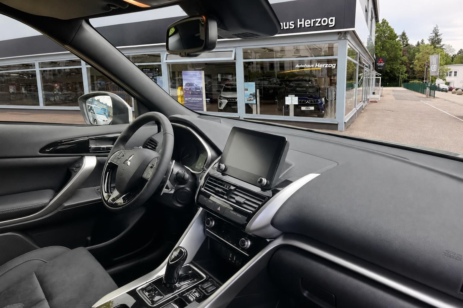 Fahrzeug Cockpit mit Lenkrad, Touchscreen und Mittelkonsole im Innenraum
