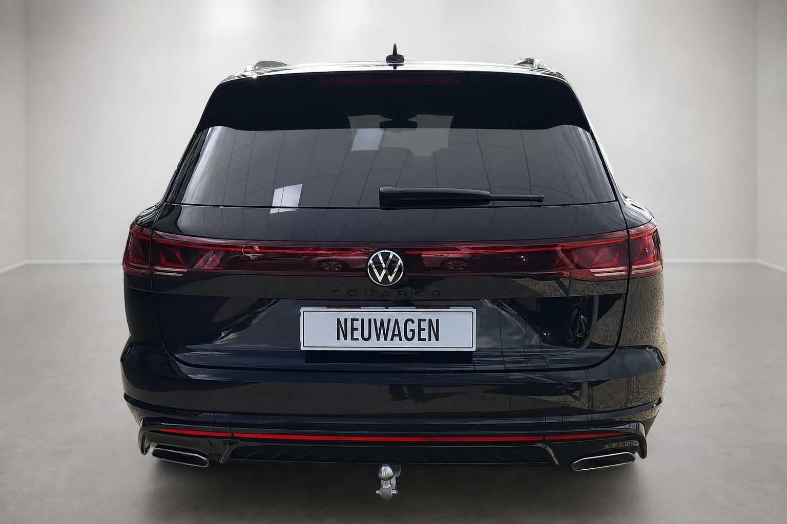 VW Touareg schwarz Heckansicht Neuwagen im Studio