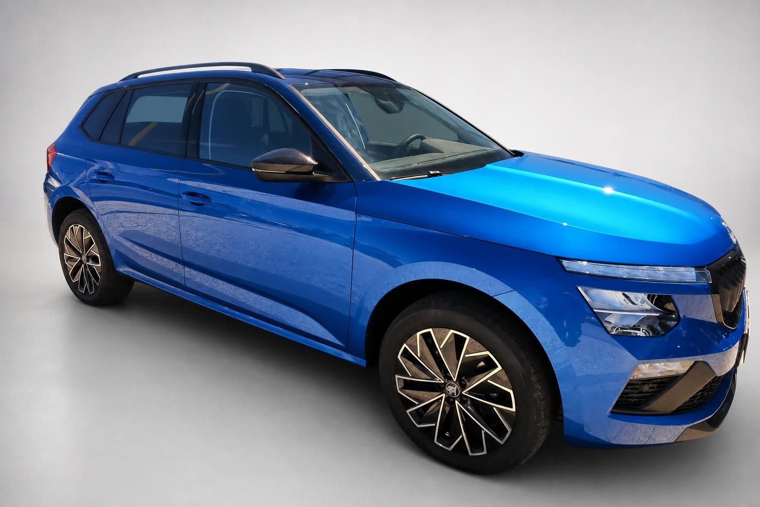 Skoda Kamiq blau Frontansicht schraeg SUV Neuwagen