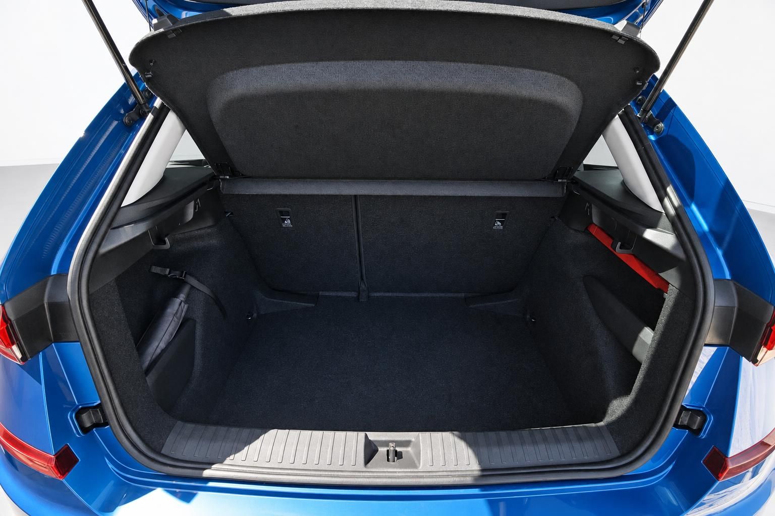 Kofferraum eines blauen Skoda mit geoeffneter Heckklappe und viel Stauraum