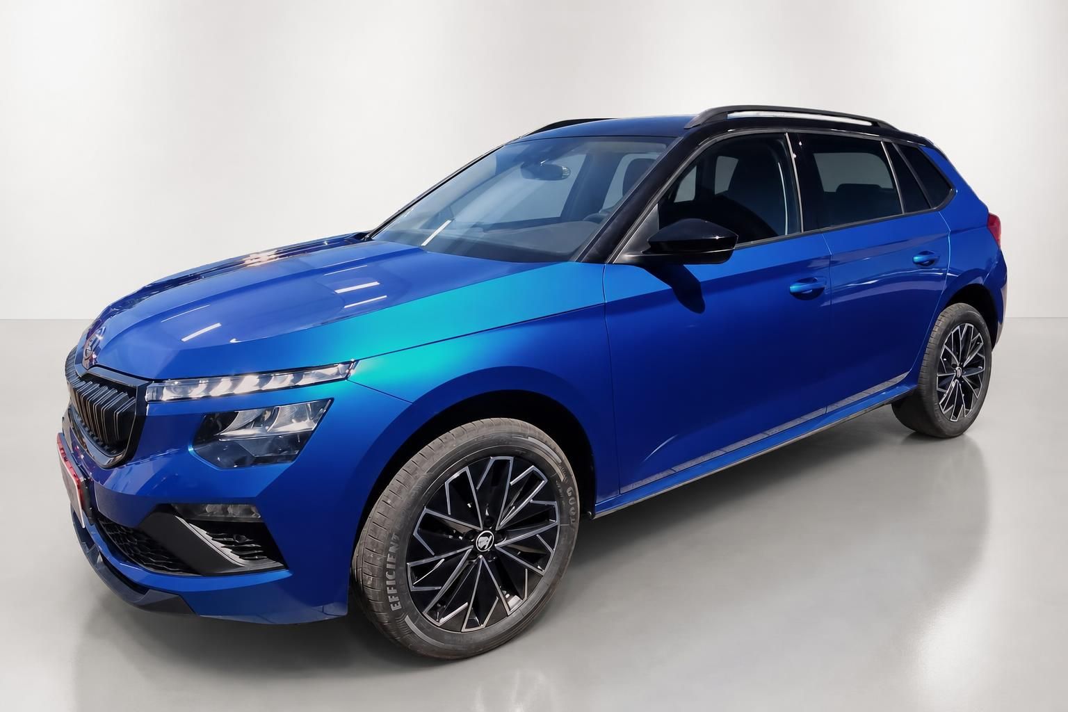 Skoda Kamiq blau Frontansicht Studio SUV Neuwagen