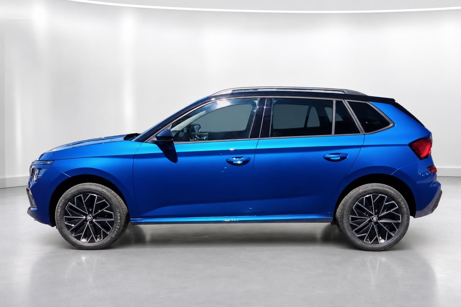 Skoda Kamiq blau Seitenansicht Kompakt-SUV im Studio