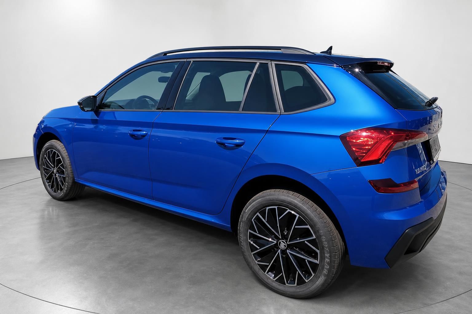 Skoda Kamiq blau Heckansicht seitlich SUV Studio