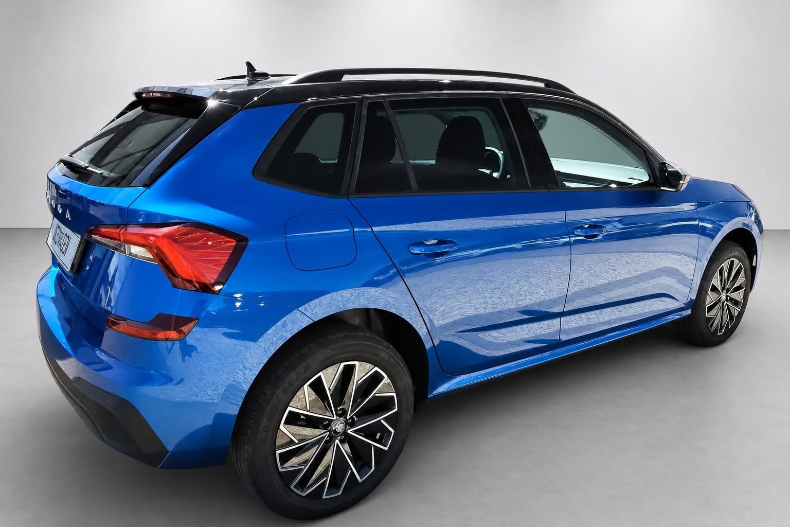 Skoda Kamiq blau Heckansicht seitlich im Studio