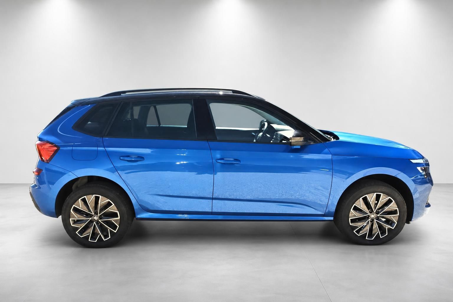 Skoda Kamiq blau Seitenansicht Studioaufnahme