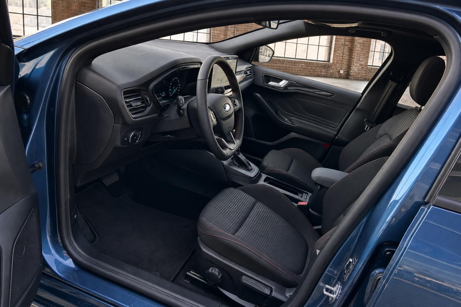 Innenraum des blauen Ford mit Cockpit und Ledersitzen im Detail