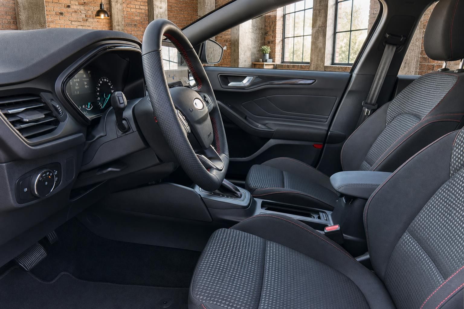 Ford Innenraum Vordersitze mit Sportlenkrad und Mittelkonsole