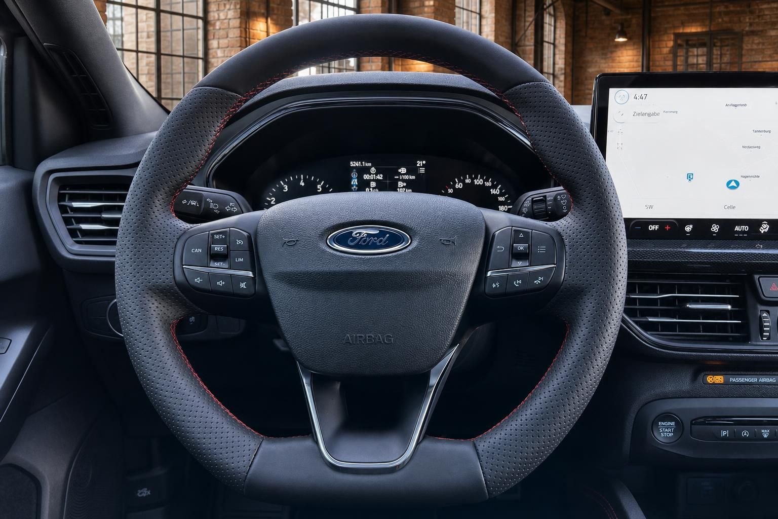 Ford Lenkrad Nahaufnahme mit Bedienelementen und Navigationsdisplay