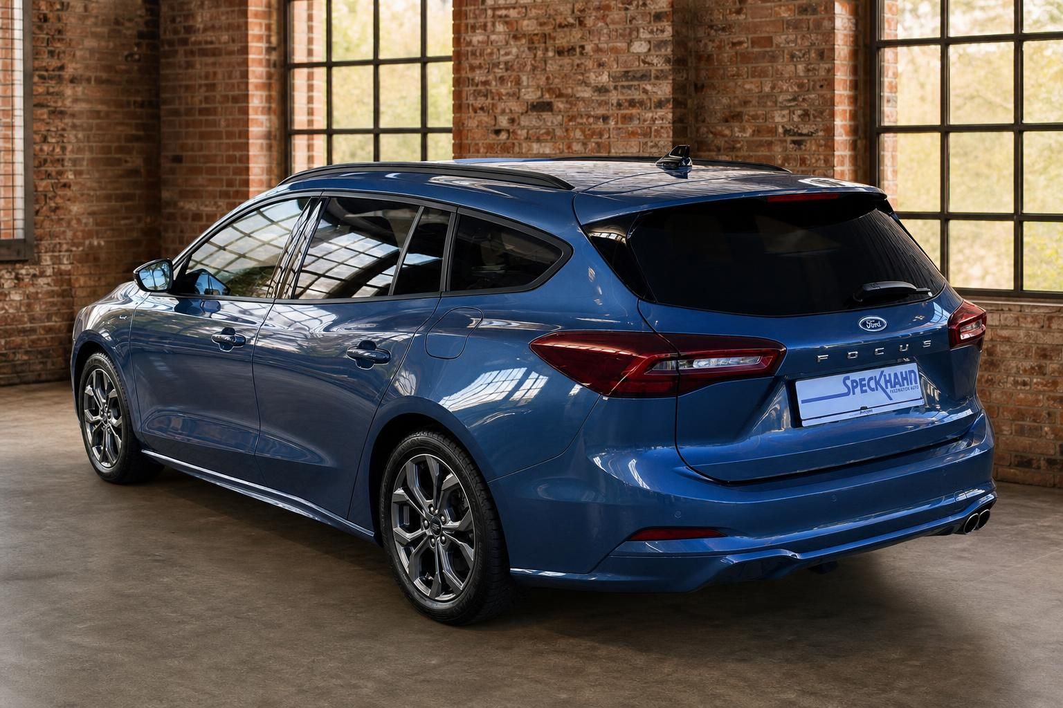 Ford Focus Turnier blau Heckansicht seitlich mit Alufelgen