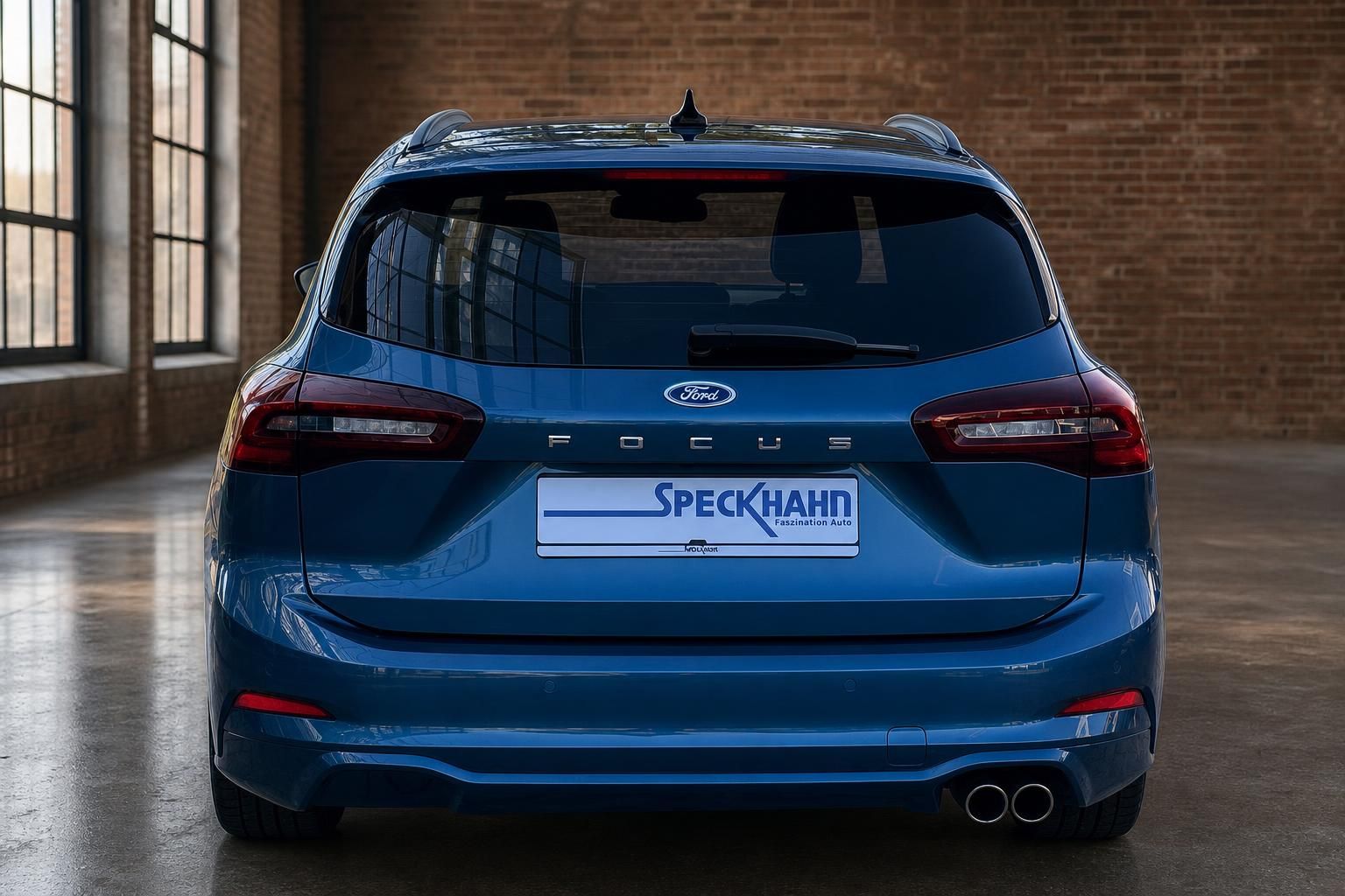 Ford Focus blau Heckansicht frontal mit Doppelauspuff