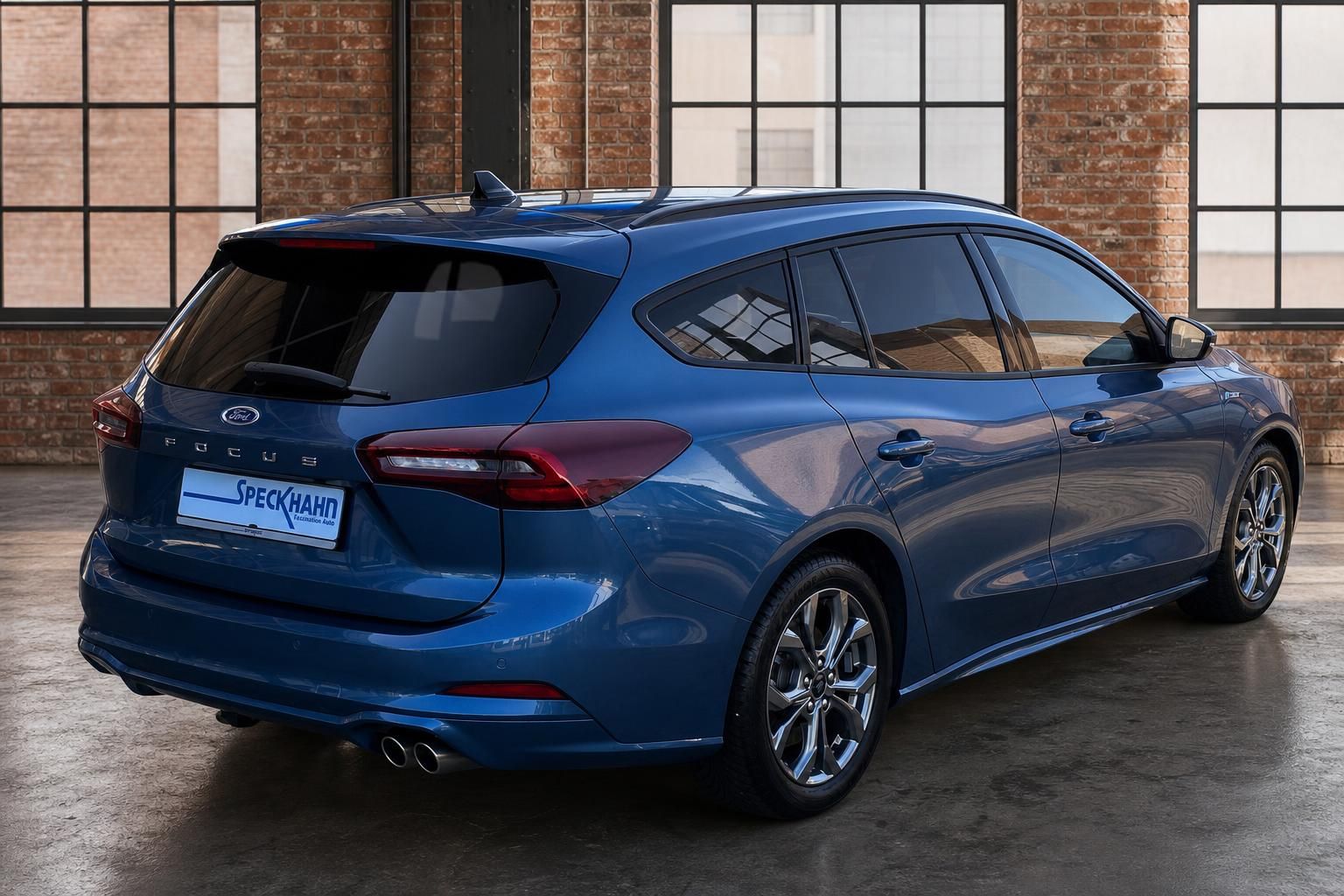 Ford Focus Turnier blau Heckansicht schraeg in Halle