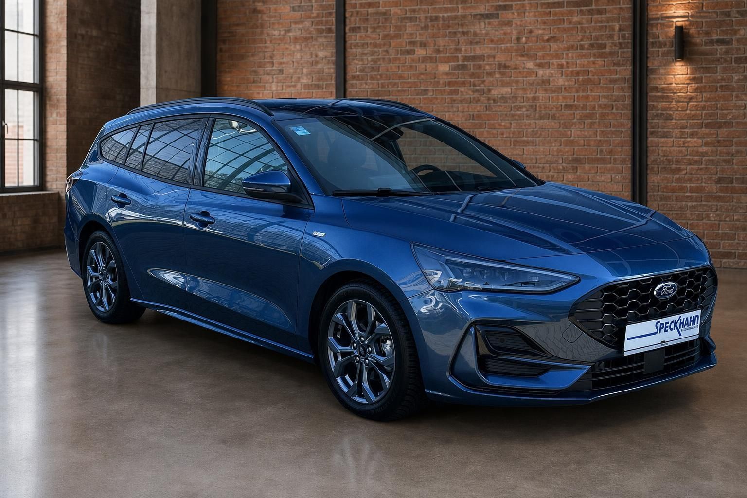 Ford Focus Turnier blau Frontansicht schraeg vor Backsteinwand