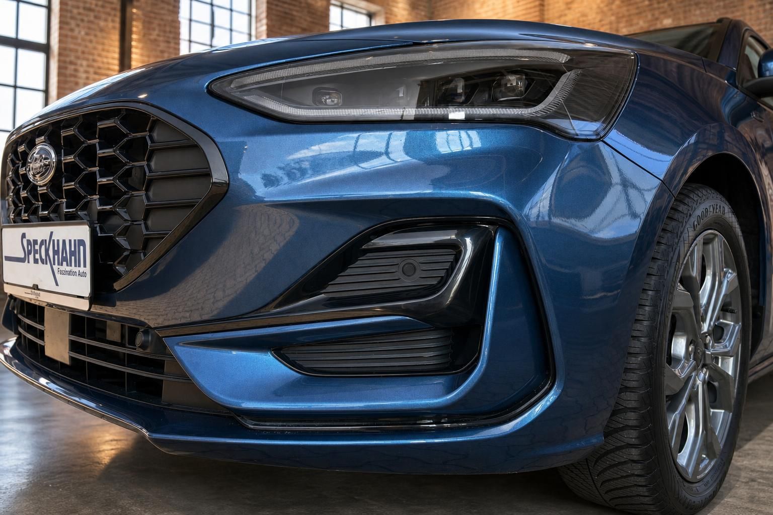 Ford Frontpartie in Blau mit Scheinwerfer und Kuehlergrill Nahaufnahme