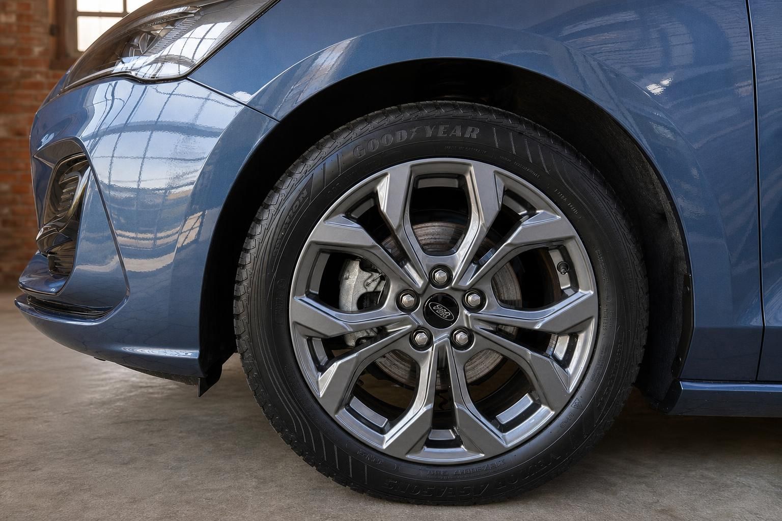 Detailansicht Leichtmetallfelge und Reifen des blauen Ford